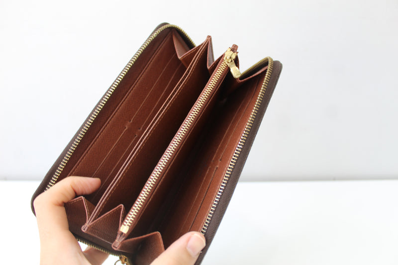 Louis Vuitton  Zippy Wallet
