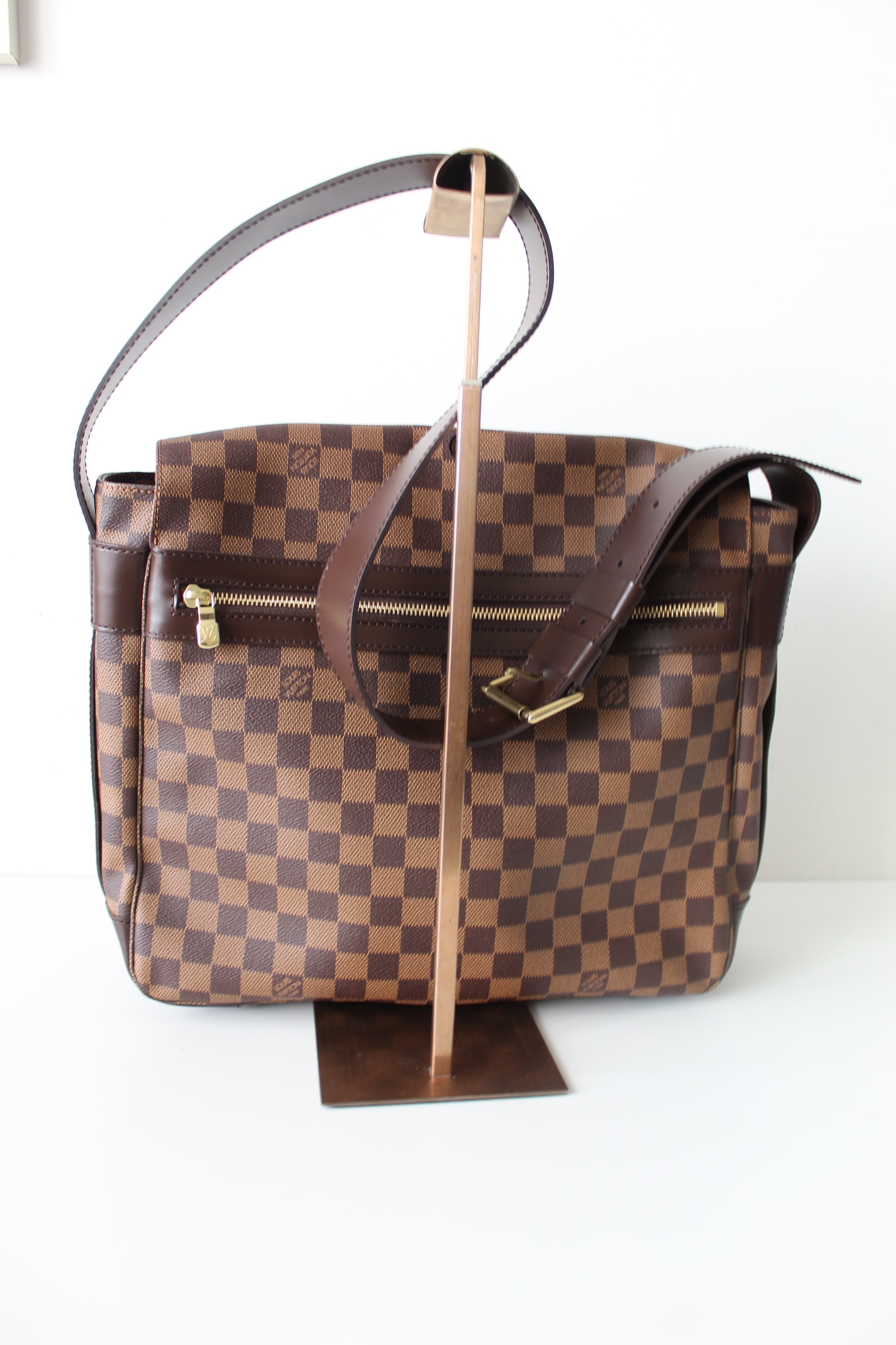 Louis Vuitton Abbesses Messenger Bag – Chic To Chic Consignment