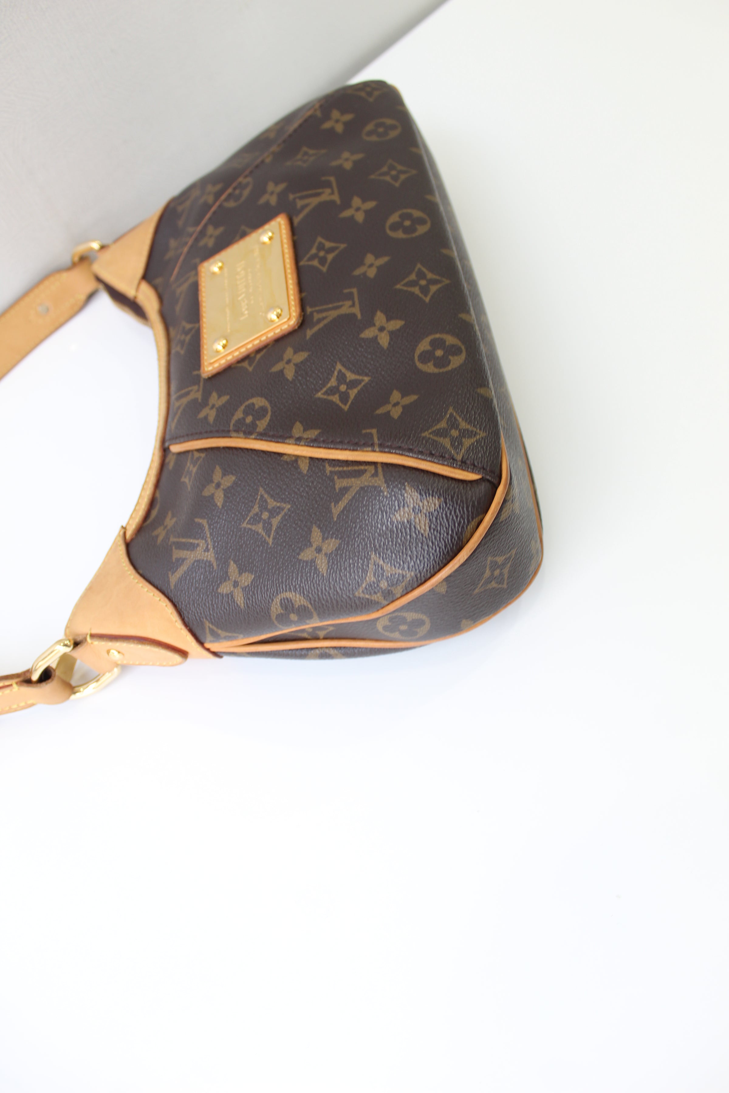 Reowned - Louis Vuitton Thames PM Monogram❣️ Shop our feed at